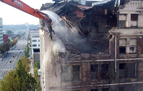Workers began to demolish the 119-year-old Luzon Building Saturday morning. (PHOTO BY KEVIN FREITAS)