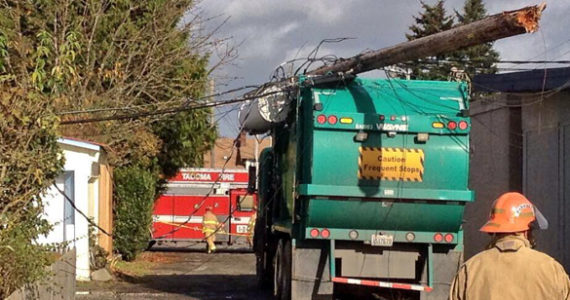 Garbage truck hits power pole in Tacoma alley