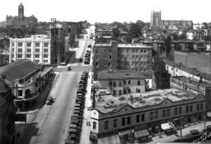 The Hosmer House ca. 1925 sits between the Rhodes (later Rialto) Apartments and the Caswell Optical Company Building. (PHOTO COURTESY HISTORIC TACOMA / TACOMA PUBLIC LIBRARY NORTHWEST ROOM)