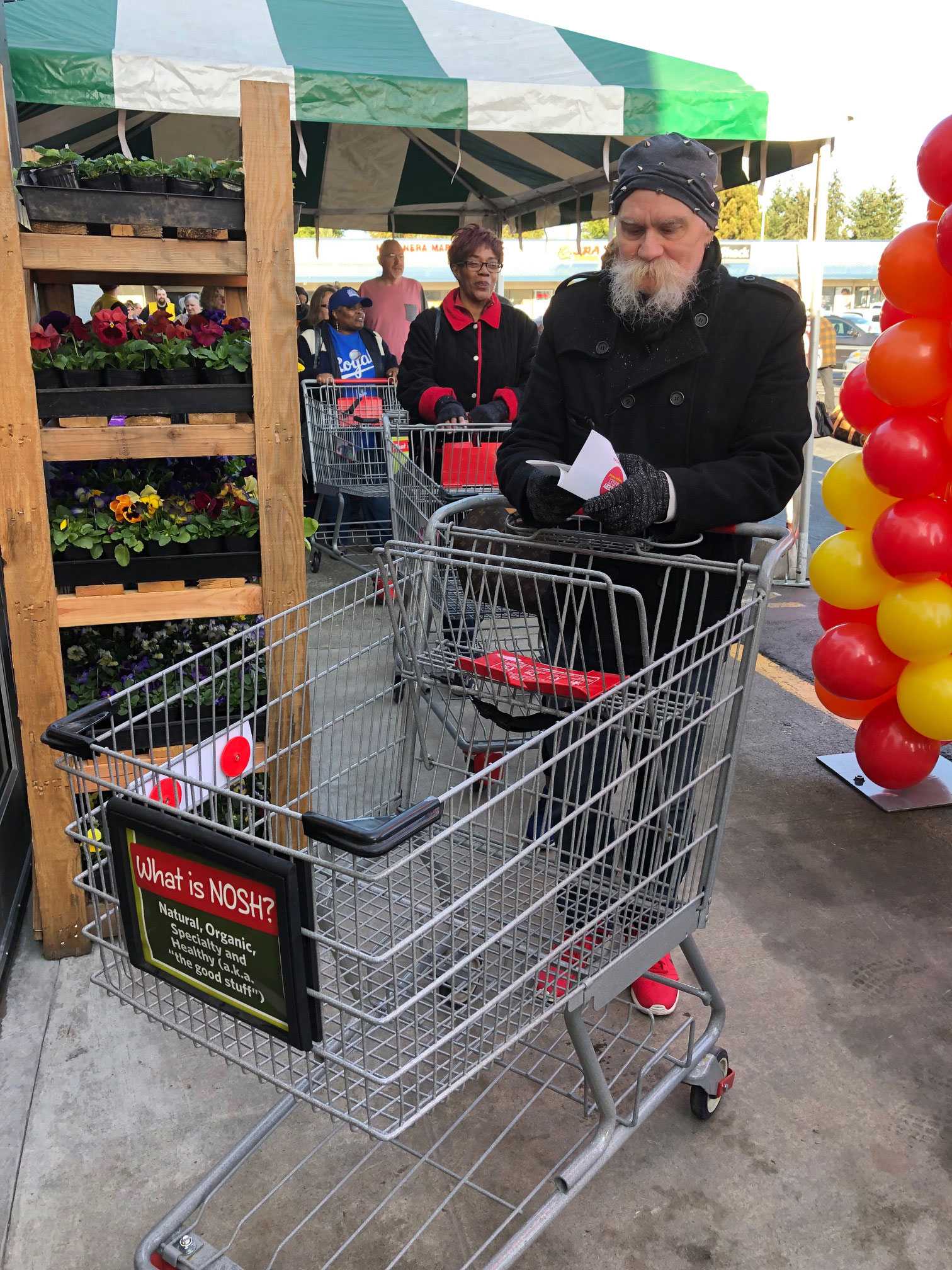East Grocery Outlet opens! Daily Index