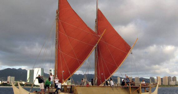 Hōkūle`a, a modern Hawaiian wa’a kaulua or voyaging canoe, sailing off Honolulu; photo taken from onboard the Chinese junk Princess Taiping, January 22, 2009. By HongKongHuey - originally posted to Flickr as Princess Taiping Sails with the Hōkūle`a in Hawaii; Creative Commons - CC BY 2.0, <a href="https://creativecommons.org/licenses/by/2.0/legalcode" target="_blank">https://creativecommons.org/licenses/by/2.0/legalcode</a><a href="https://commons.wikimedia.org/w/index.php?curid=11608979" target="_blank"></a>
