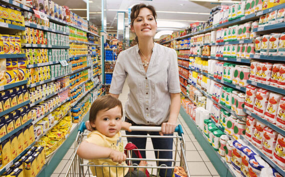 A woman shops with a child. (Stock photo)