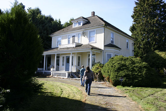 Chase and Johnson leave a business card and letter describing their project for the absent owner of a heritage home. (PHOTO BY TODD MATTHEWS)