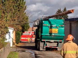 Garbage truck hits power pole in Tacoma alley