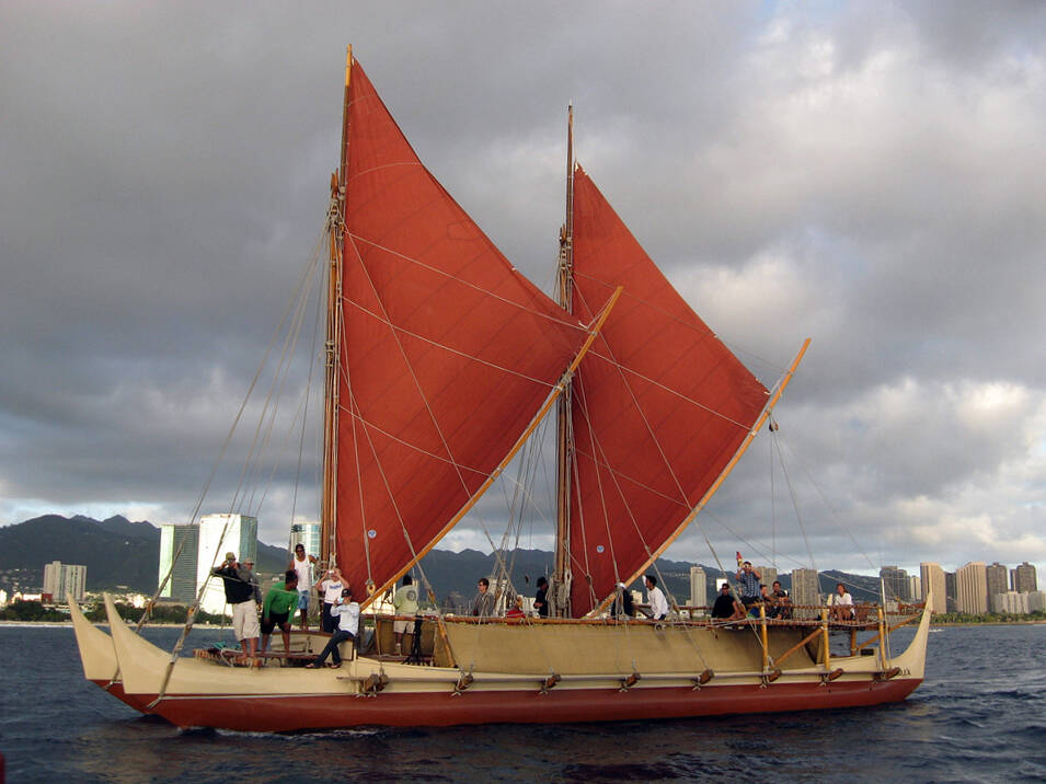 Hōkūle`a, a modern Hawaiian waa kaulua or voyaging canoe, sailing off Honolulu; photo taken from onboard the Chinese junk Princess Taiping, January 22, 2009. By HongKongHuey - originally posted to Flickr as Princess Taiping Sails with the Hōkūle`a in Hawaii; Creative Commons - CC BY 2.0, <a href="https://creativecommons.org/licenses/by/2.0/legalcode" target="_blank">https://creativecommons.org/licenses/by/2.0/legalcode</a><a href="https://commons.wikimedia.org/w/index.php?curid=11608979" target="_blank"></a>