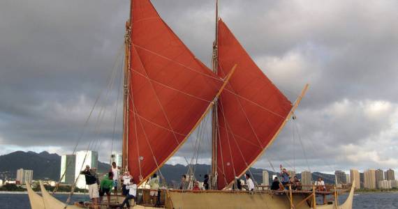 Hōkūle`a, a modern Hawaiian waa kaulua or voyaging canoe, sailing off Honolulu; photo taken from onboard the Chinese junk Princess Taiping, January 22, 2009. By HongKongHuey - originally posted to Flickr as Princess Taiping Sails with the Hōkūle`a in Hawaii; Creative Commons - CC BY 2.0, <a href="https://creativecommons.org/licenses/by/2.0/legalcode" target="_blank">https://creativecommons.org/licenses/by/2.0/legalcode</a><a href="https://commons.wikimedia.org/w/index.php?curid=11608979" target="_blank"></a>