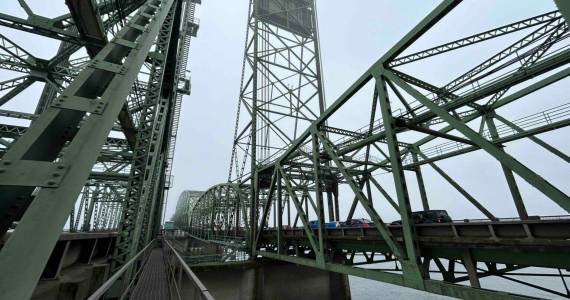 More than 131,000 drivers crossed the Interstate Bridge between Portland and Vancouver each day in 2021 compared to 33,000 in 1961. (Grant Stringer/States Newsroom)