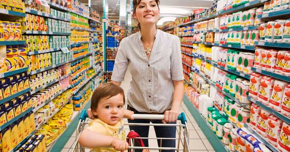 A woman shops with a child. (Stock photo)